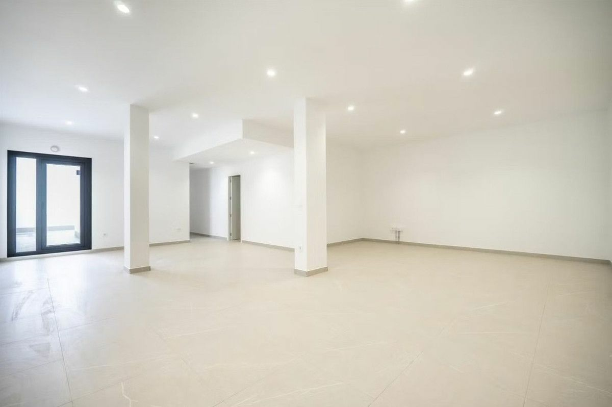 5-bedroom Villa In Los Alcázares, Spain (225 M²)