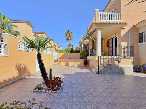 4-bedroom Villa In Torrevieja, Spain (198 M²)