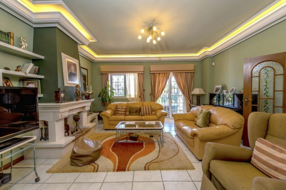 6-bedroom Villa In Torrevieja, Spain (500 M²)