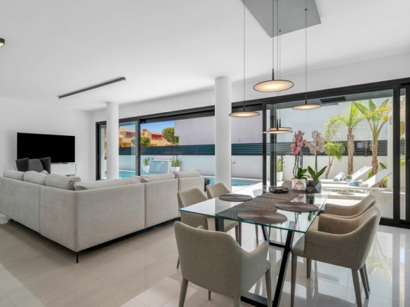 4-bedroom Villa In Guardamar Del Segura, Spain (194 M²)