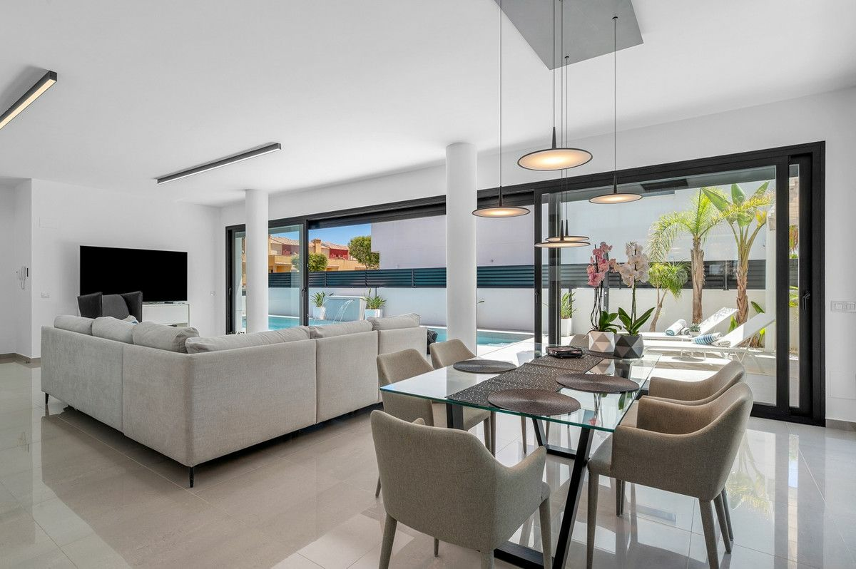 4-bedroom Villa In Guardamar Del Segura, Spain (194 M²)
