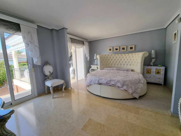 5-bedroom Villa In Torrevieja, Spain (469 M²)