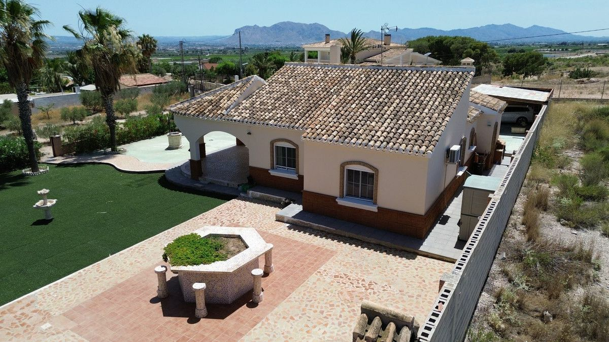 3-bedroom Country House In Albatera, Spain (210 M²)