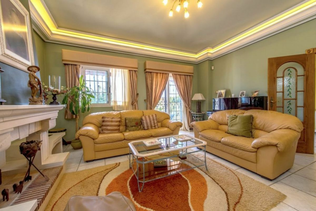 6-bedroom Villa In Torrevieja, Spain (500 M²)