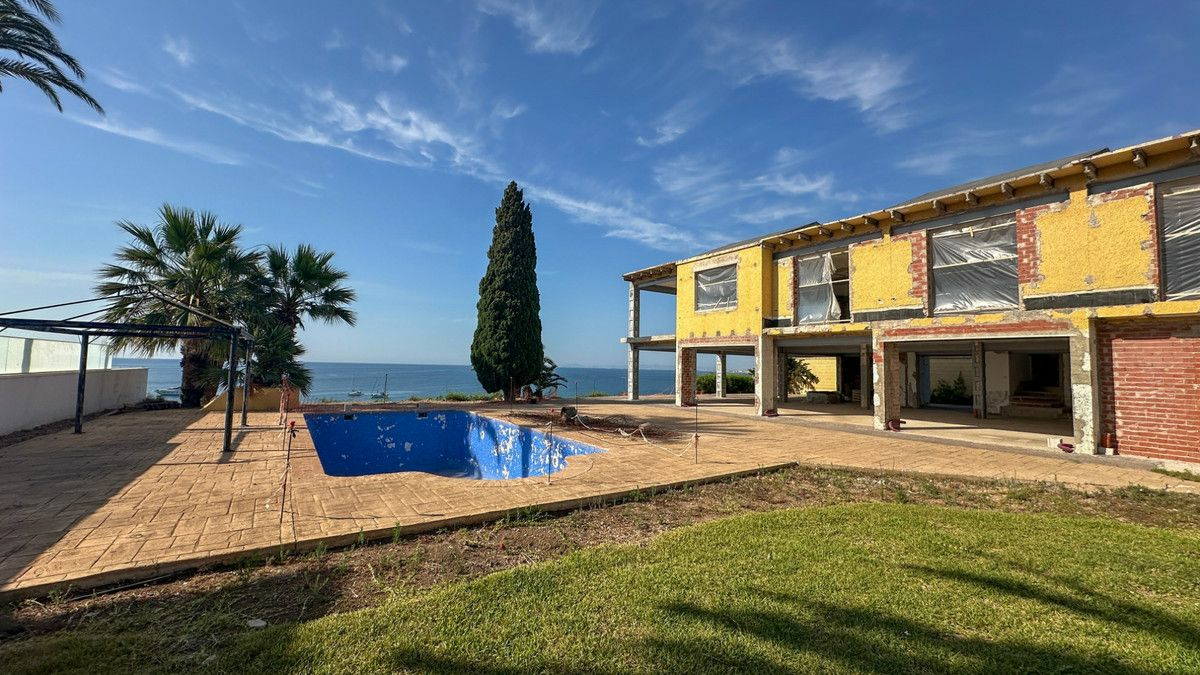 5-bedroom Villa In Cabo Roig, Spain (668 M²)