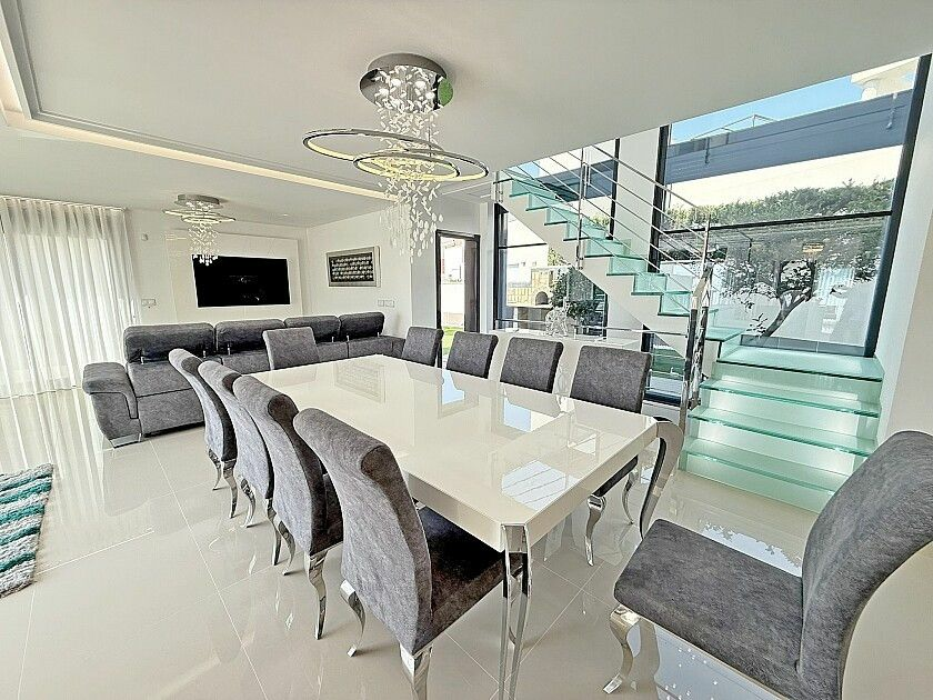 5-bedroom Villa In San Miguel De Salinas, Spain (316 M²)