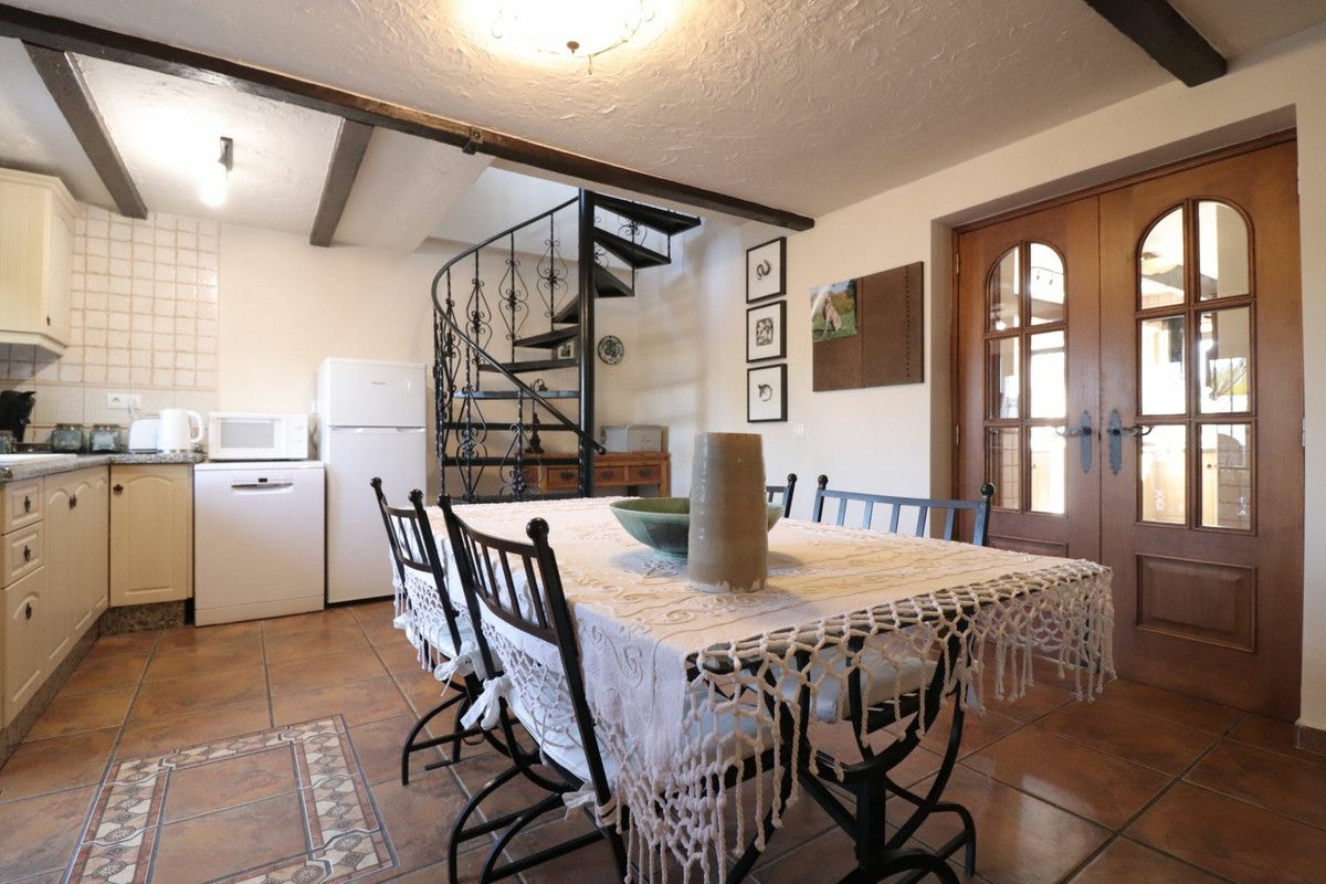 4-bedroom Villa In Albatera, Spain (231 M²)