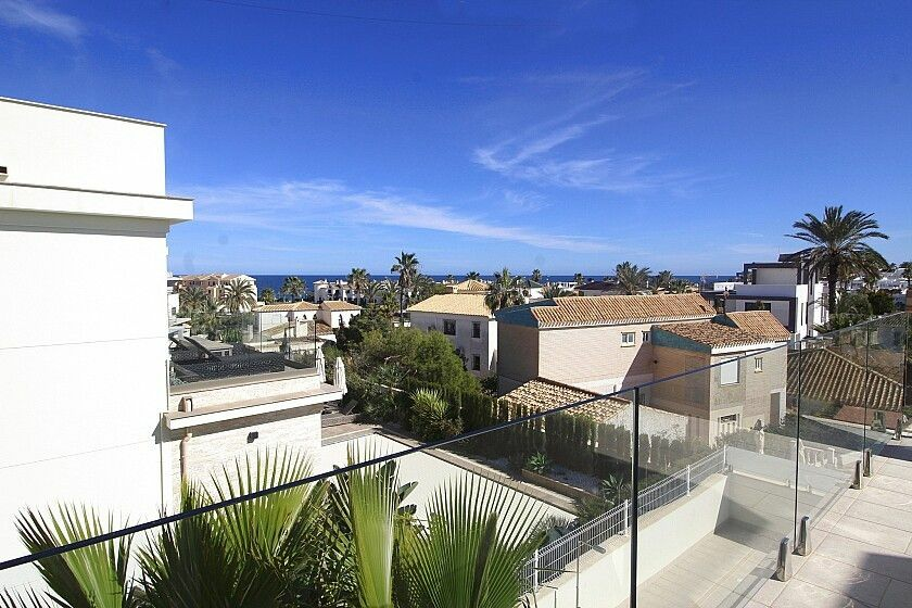 5-bedroom Villa In Orihuela Costa, Spain (306 M²)