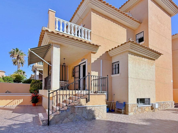 4-bedroom Villa In Torrevieja, Spain (198 M²)