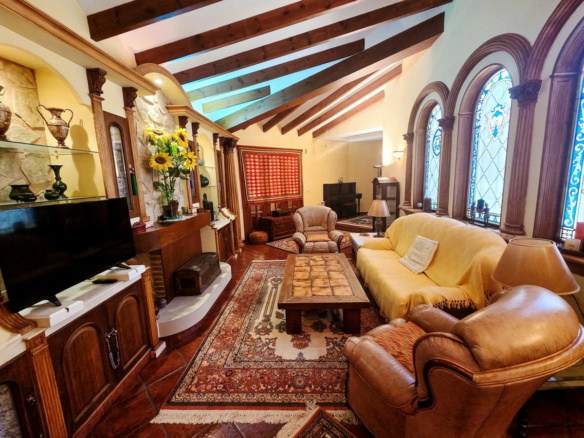 9-bedroom Villa In Elche, Spain (285 M²)