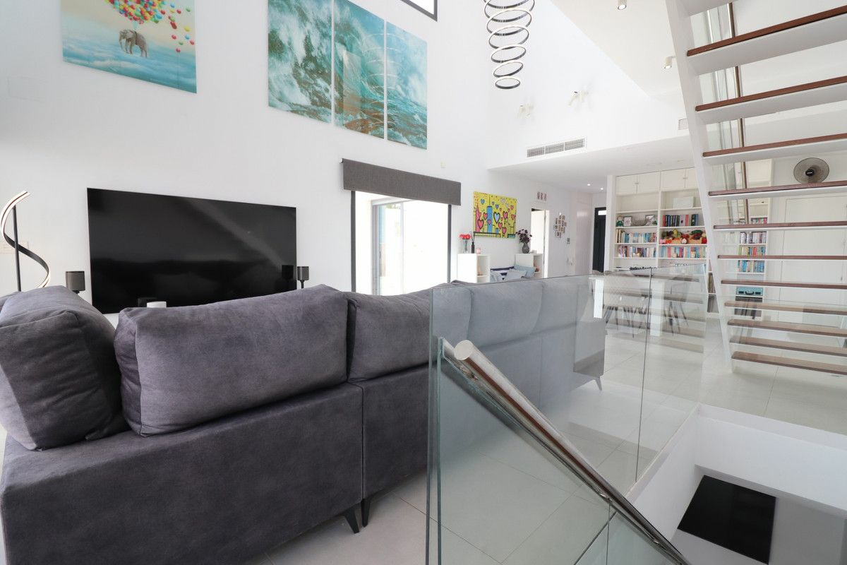 4-bedroom Villa In Benijofar, Spain (319 M²)