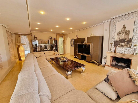 5-bedroom Villa In Torrevieja, Spain (438 M²)
