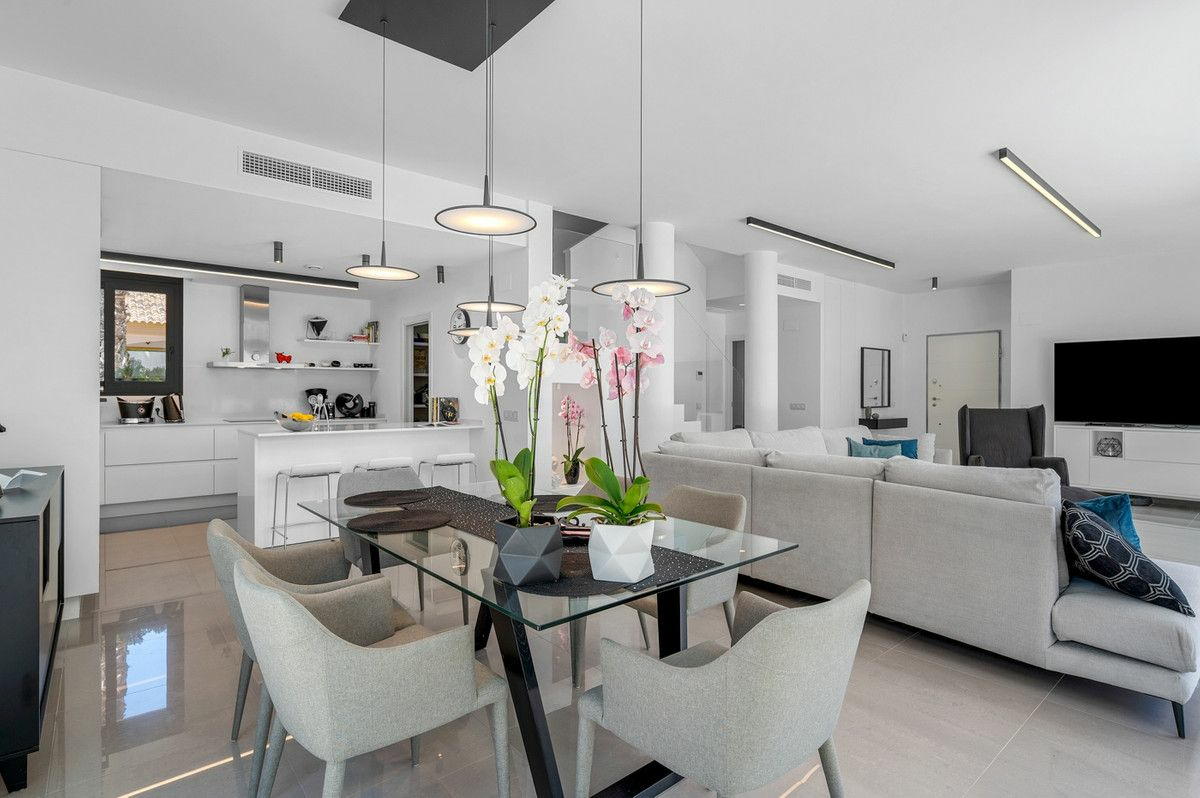 4-bedroom Villa In Guardamar Del Segura, Spain (194 M²)