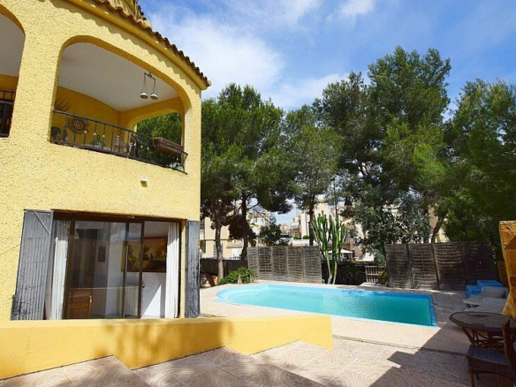 6-bedroom Villa In Orihuela Costa, Spain (250 M²)