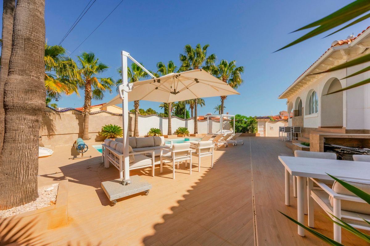 5-bedroom Villa In Rojales, Spain (307 M²)