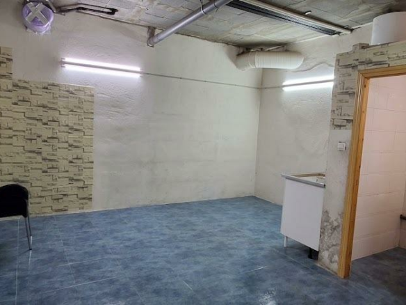 Commercial Unit In Alicante, Spain (84 M²)