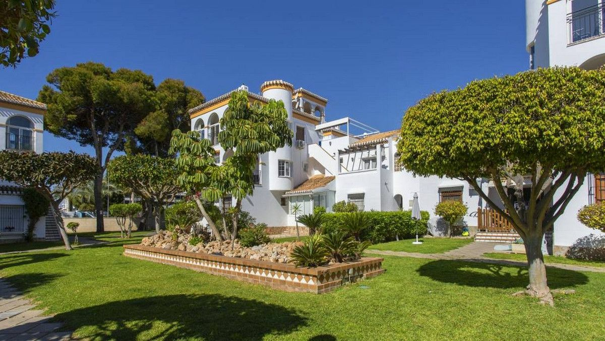3-bedroom Apartment In Orihuela Costa, Spain (122 M²)