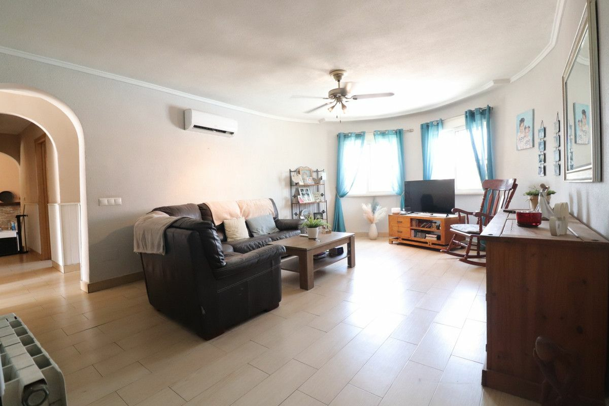 4-bedroom Villa In Benijofar, Spain (151 M²)