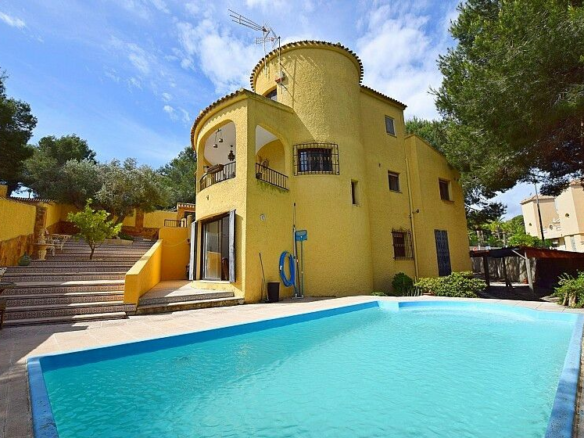6-bedroom Villa In Orihuela Costa, Spain (250 M²)