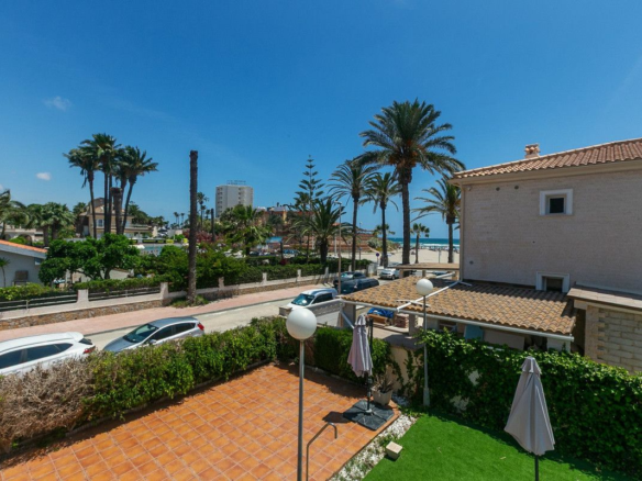 5-bedroom Villa In Torrevieja, Spain (293 M²)