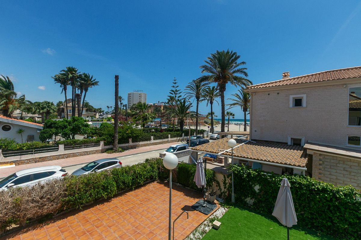 5-bedroom Villa In Torrevieja, Spain (293 M²)