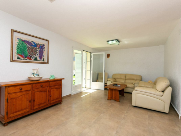 5-bedroom Villa In Torrevieja, Spain (293 M²)