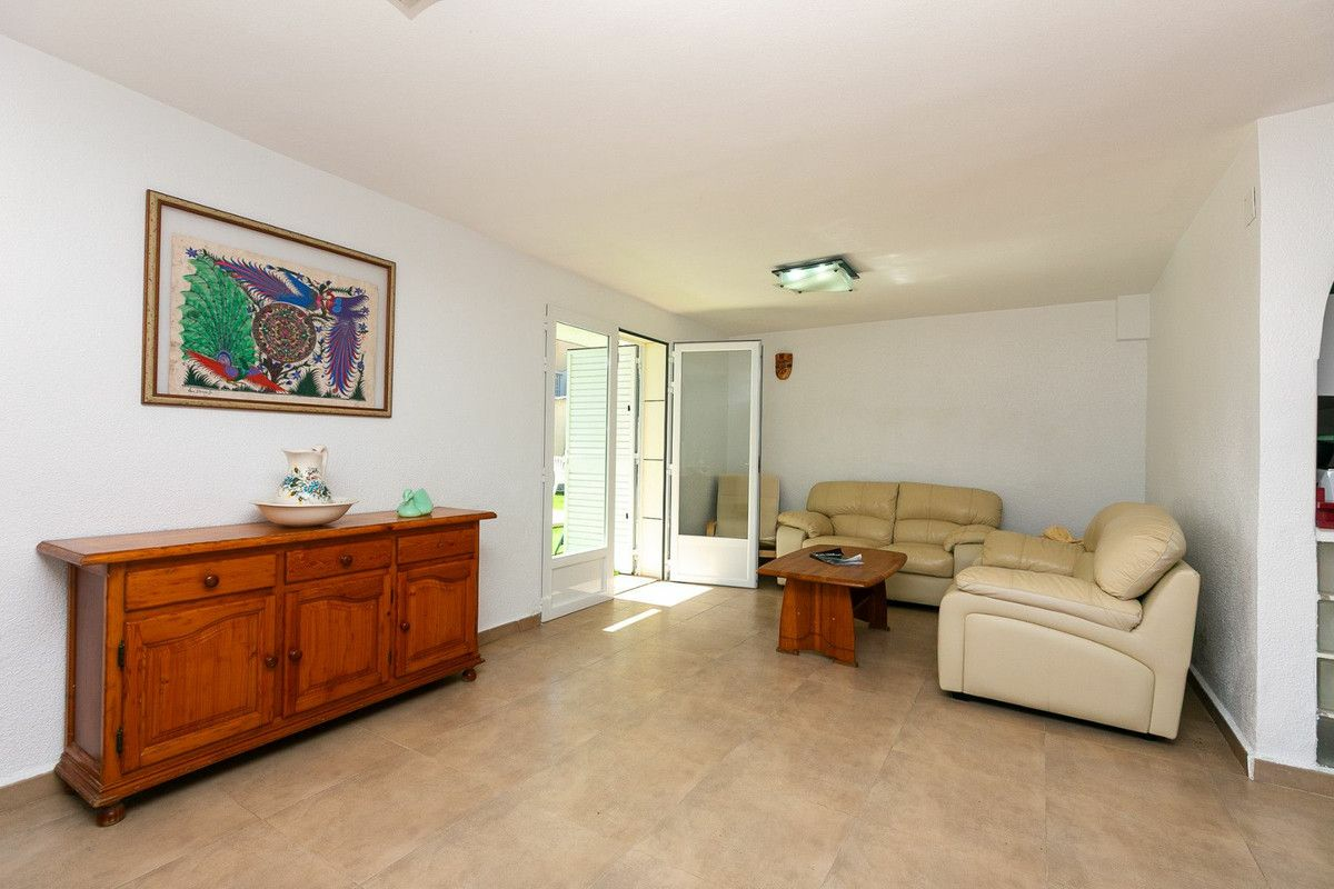 5-bedroom Villa In Torrevieja, Spain (293 M²)