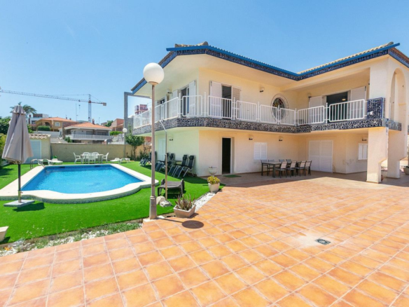 5-bedroom Villa In Torrevieja, Spain (293 M²)