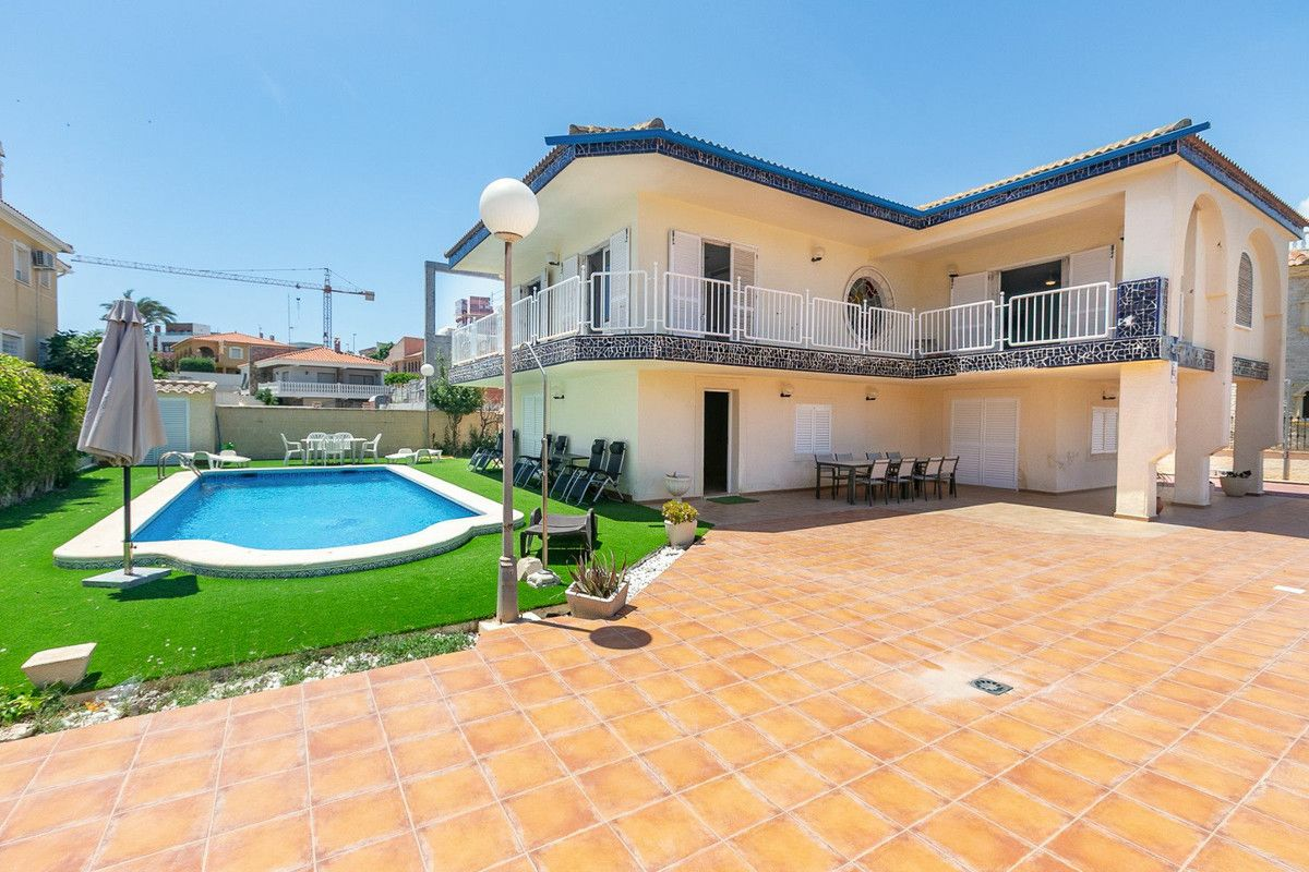 5-bedroom Villa In Torrevieja, Spain (293 M²)