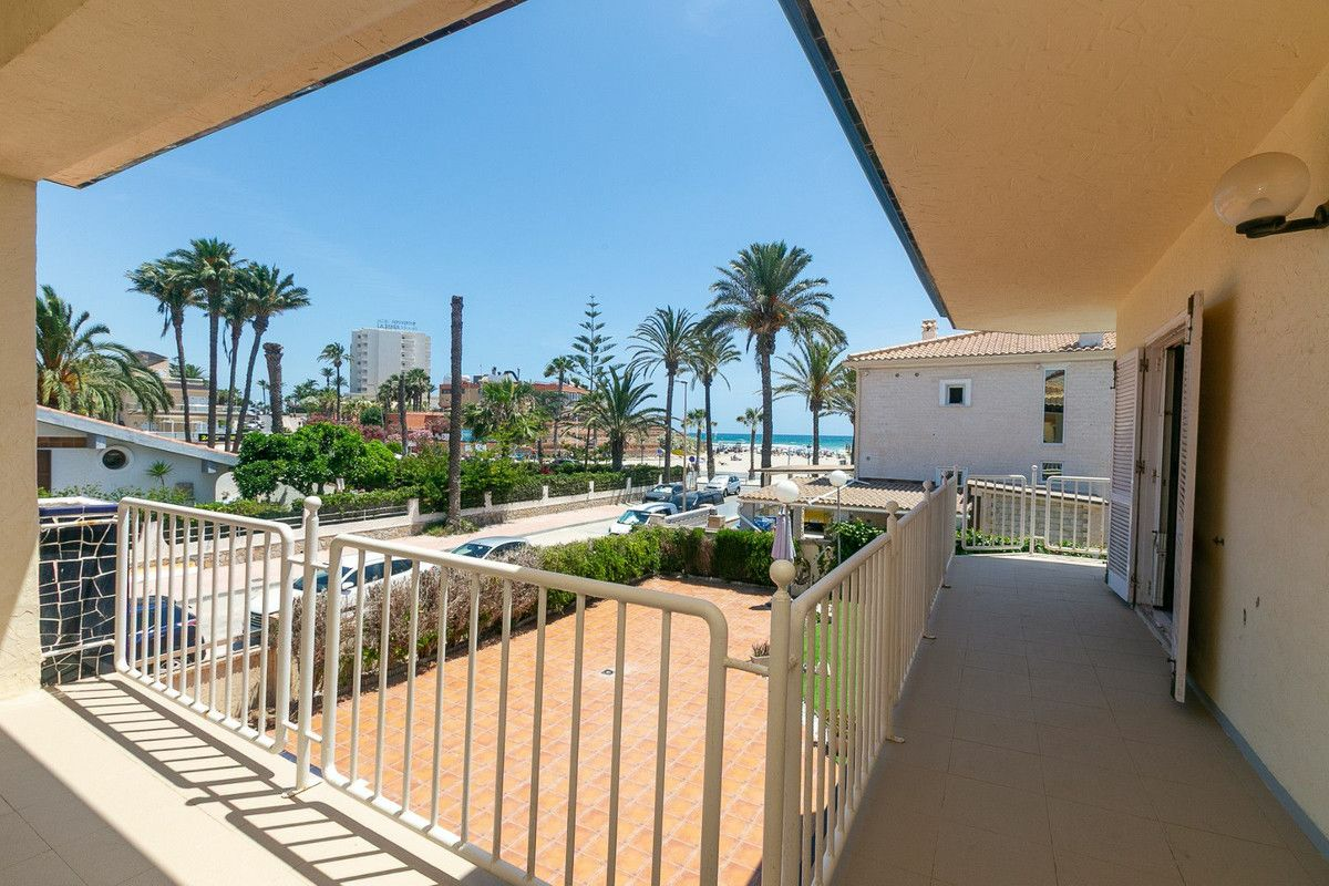 5-bedroom Villa In Torrevieja, Spain (293 M²)