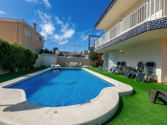 5-bedroom Villa In Torrevieja, Spain (293 M²)