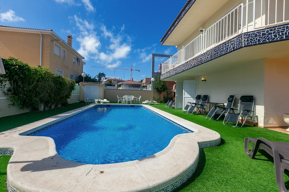 5-bedroom Villa In Torrevieja, Spain (293 M²)