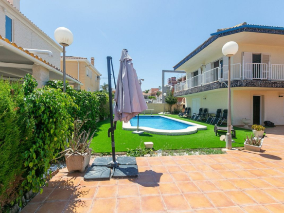 5-bedroom Villa In Torrevieja, Spain (293 M²)