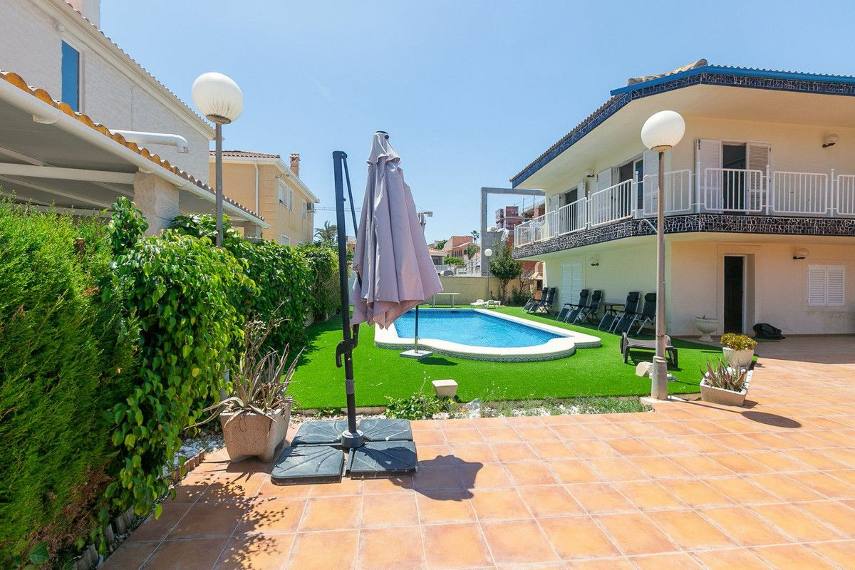 5-bedroom Villa In Torrevieja, Spain (293 M²)