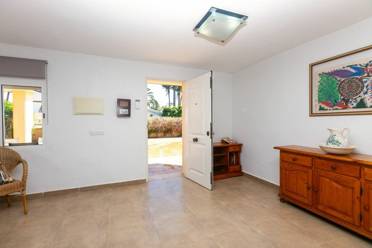 5-bedroom Villa In Torrevieja, Spain (293 M²)