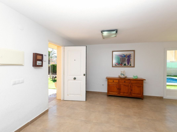 5-bedroom Villa In Torrevieja, Spain (293 M²)