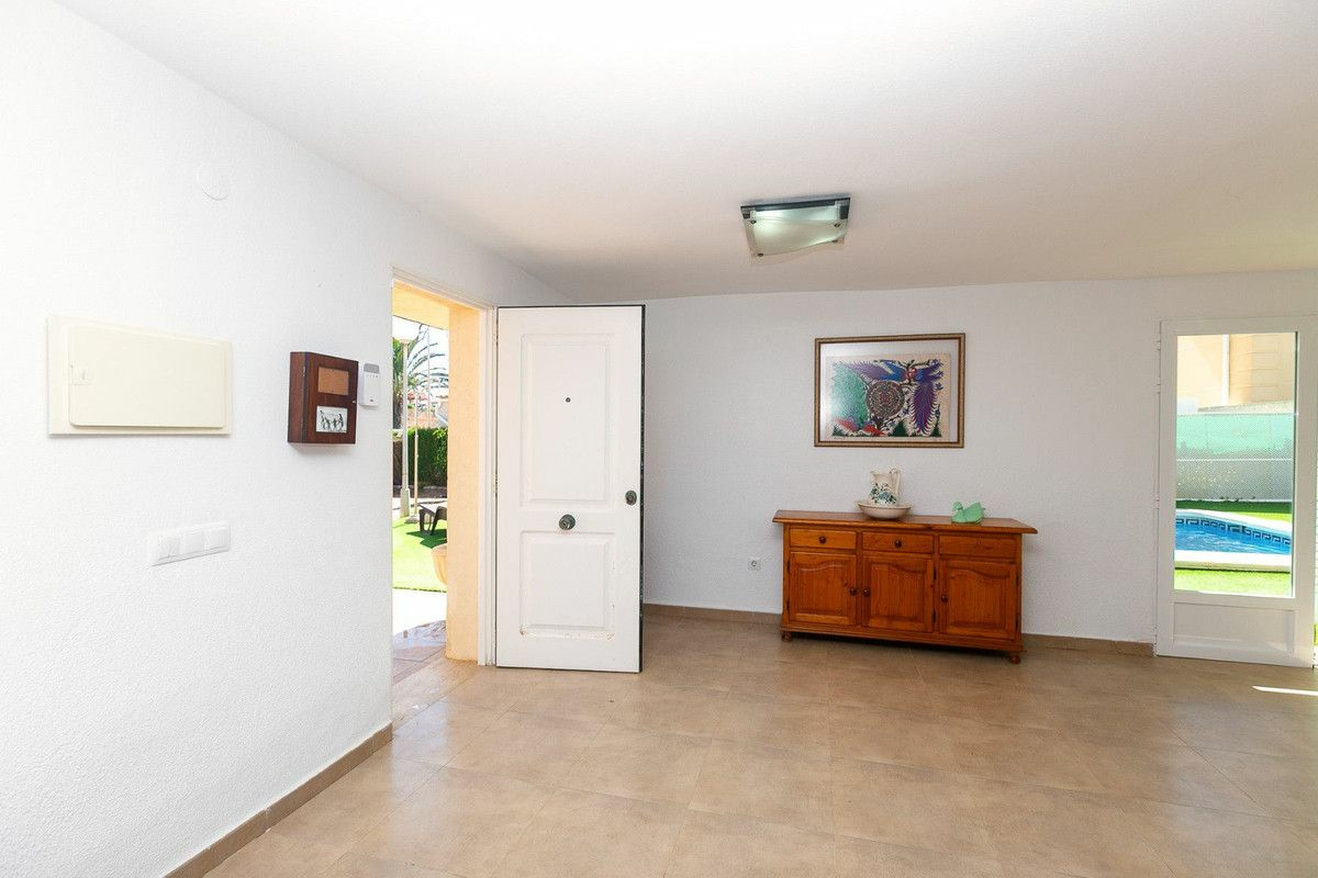 5-bedroom Villa In Torrevieja, Spain (293 M²)