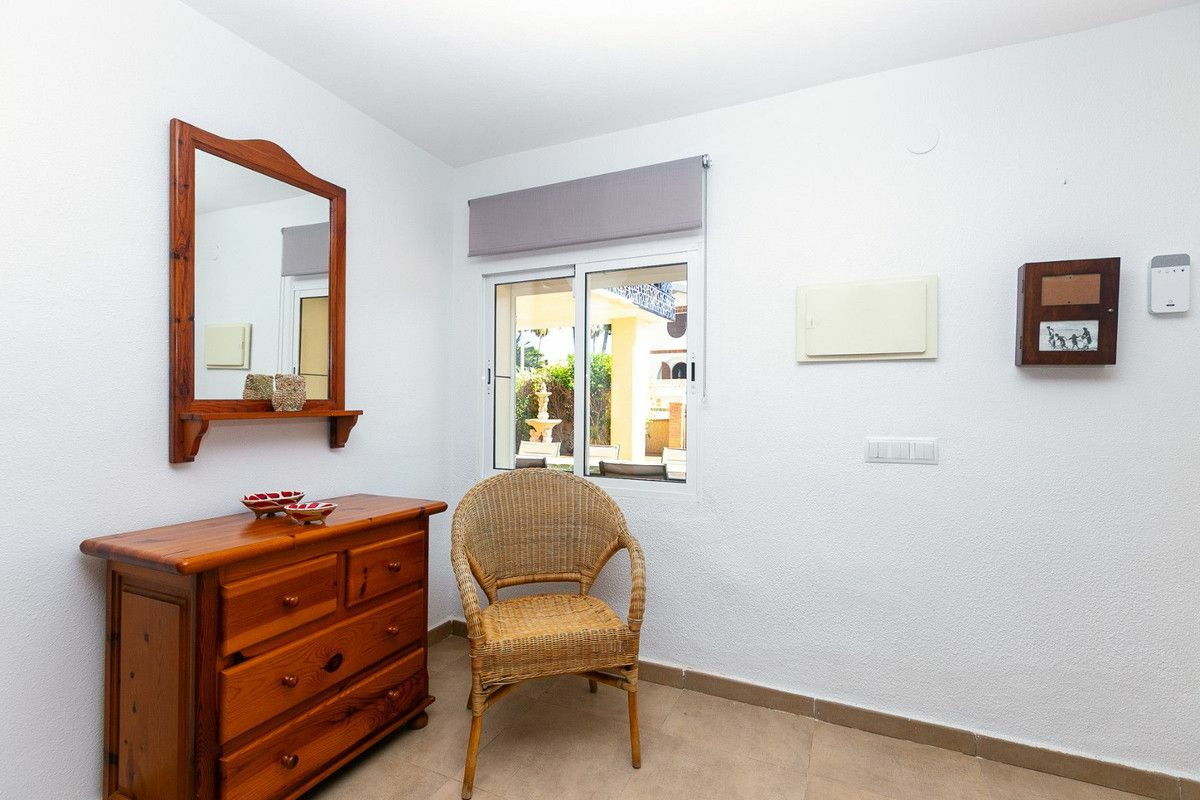 5-bedroom Villa In Torrevieja, Spain (293 M²)