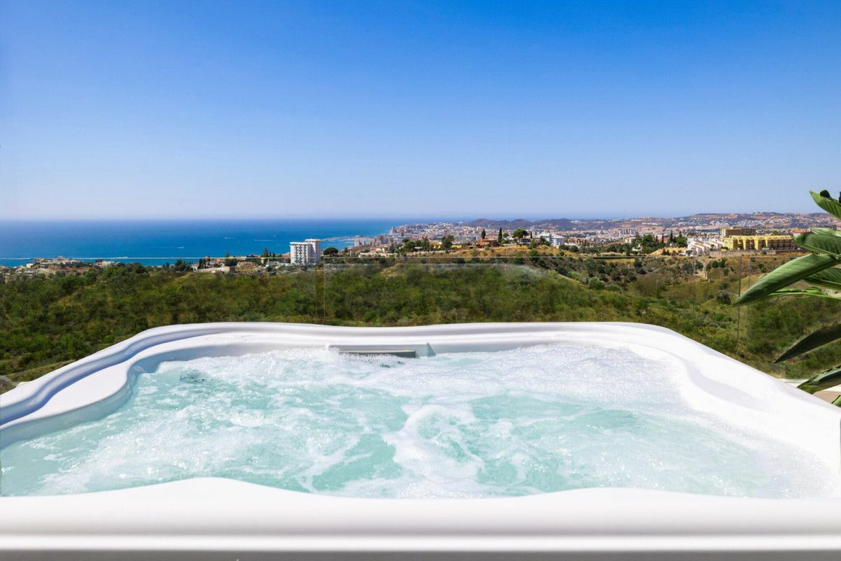 3-bedroom Apartment In Fuengirola, Spain (128 M²)