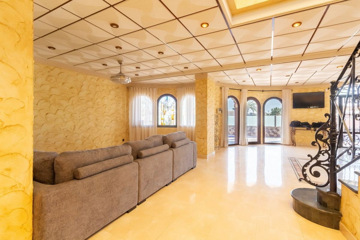 4-bedroom Villa In Orihuela Costa, Spain (624 M²)