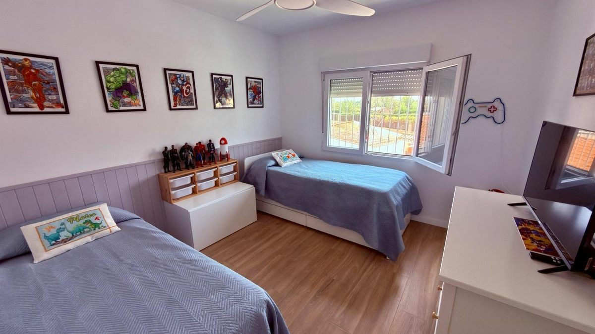 4-bedroom Villa In San Vicente Del Raspeig, Spain (168 M²)