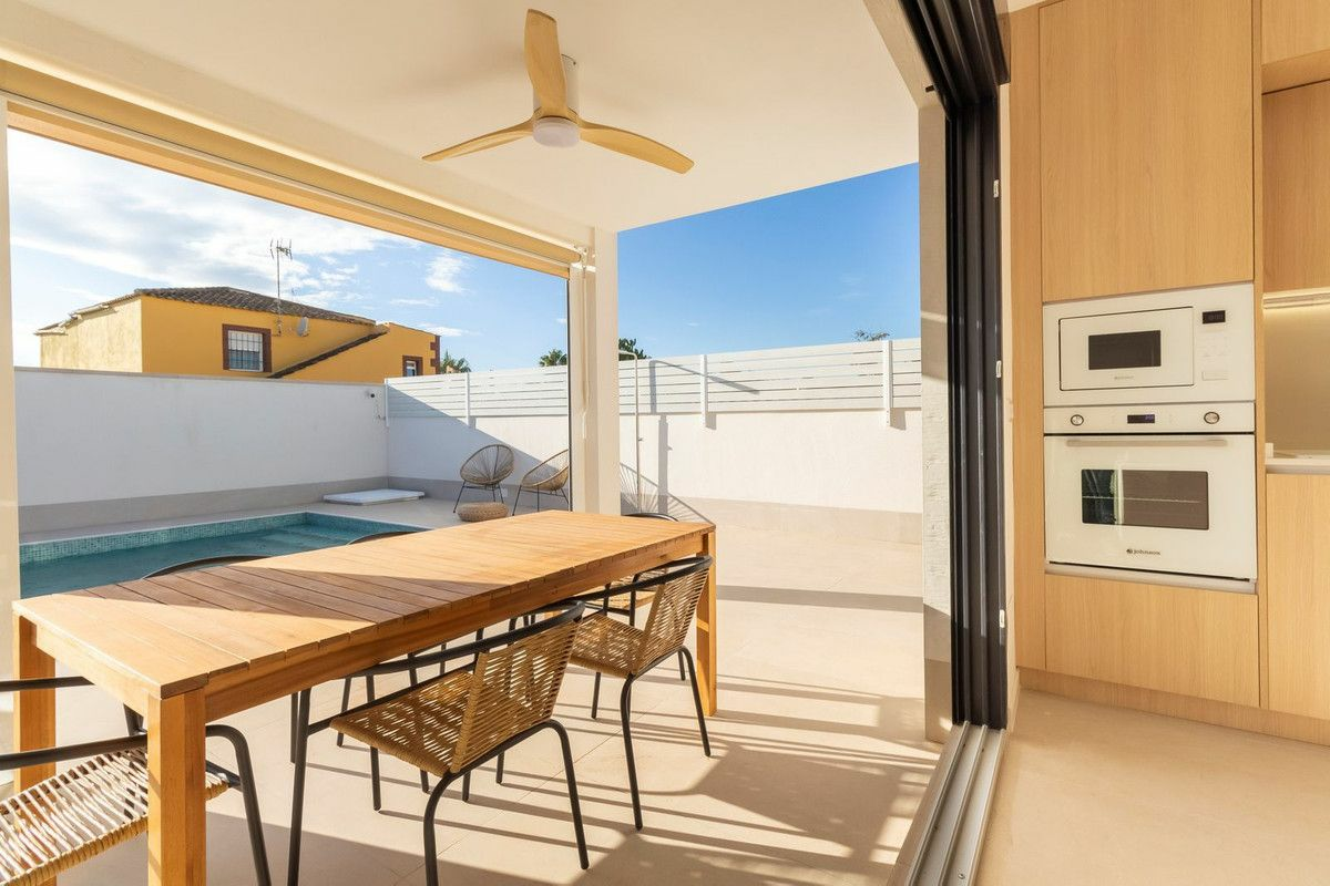 3-bedroom Villa In Torrevieja, Spain (102 M²)