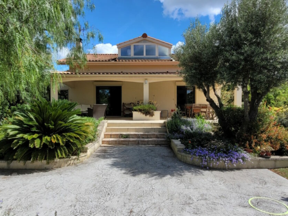 4-bedroom Detached House In Laurens, France (180 M²)