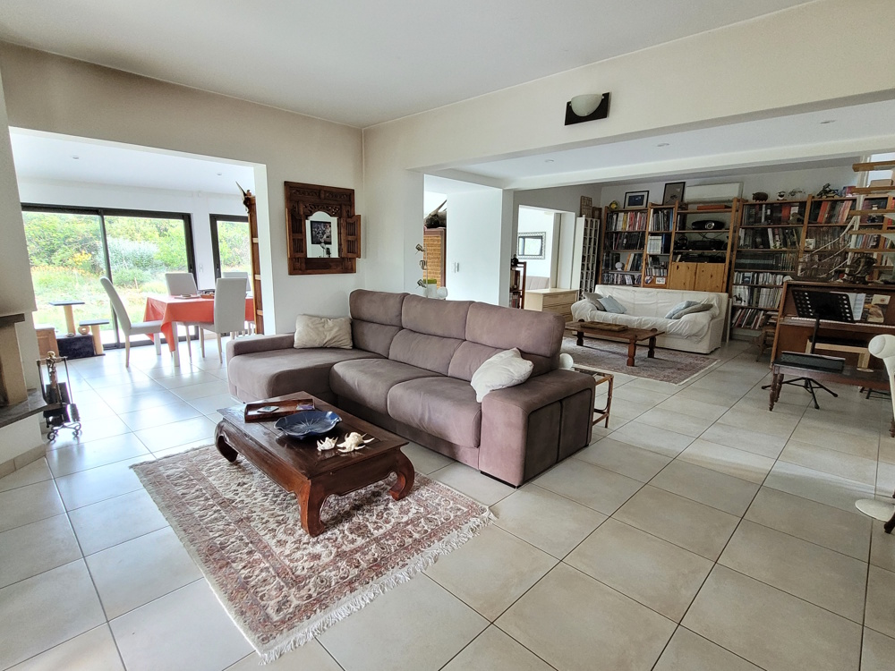 4-bedroom Detached House In Laurens, France (180 M²)