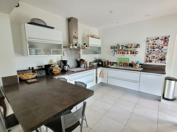 4-bedroom Detached House In Laurens, France (180 M²)