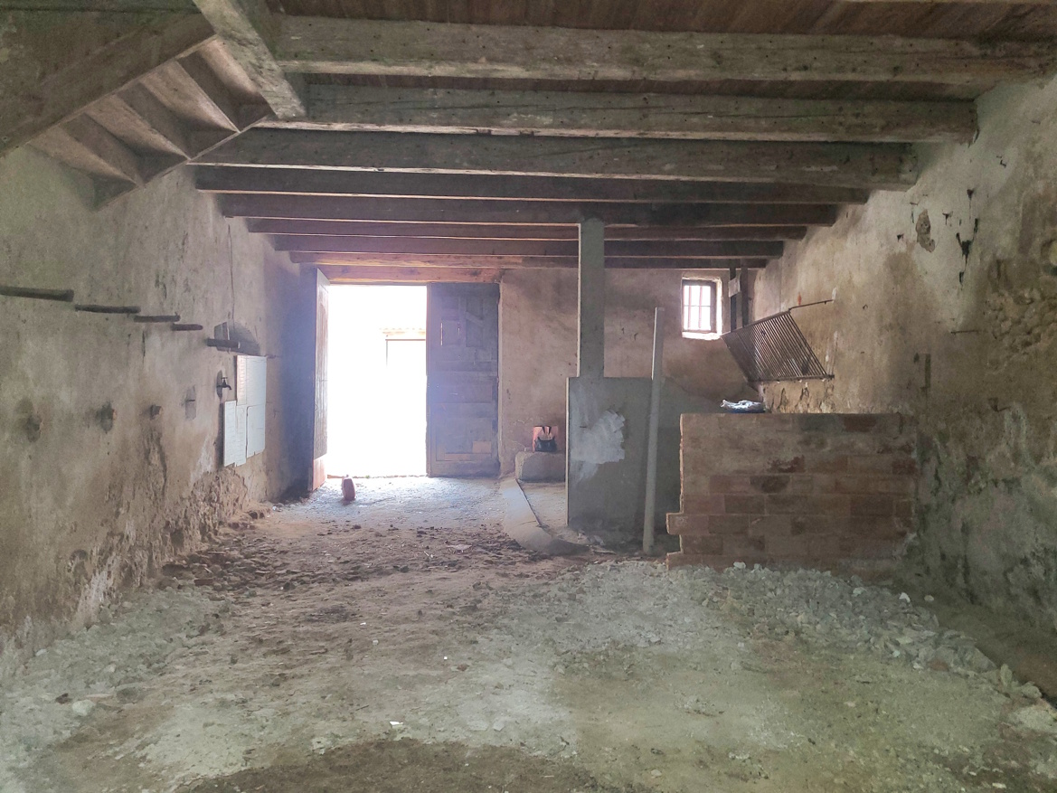 Barn In Puissalicon, France (180 M²)