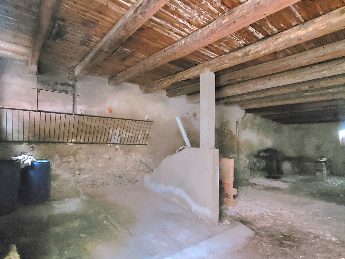 Barn In Puissalicon, France (180 M²)
