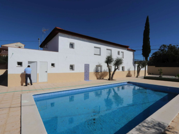 11-bedroom Commercial In Fortuna, Spain (500 M²)