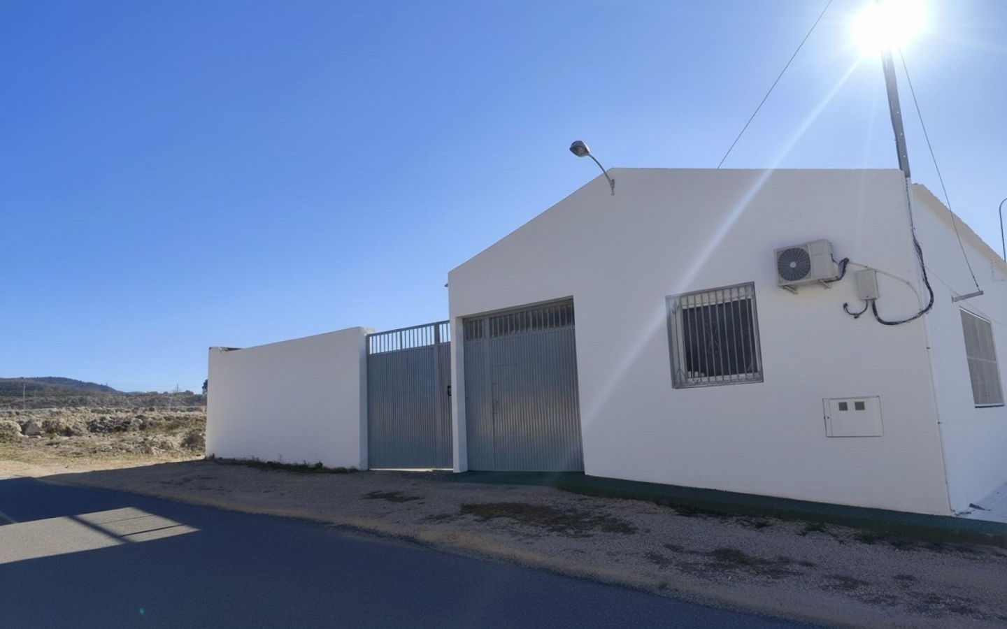 Commercial In Sax, Spain (594 M²)