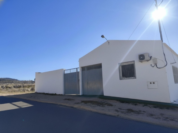 Commercial In Sax, Spain (594 M²)